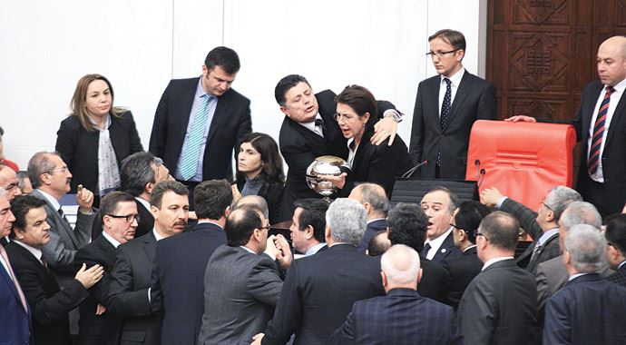 18.5 saat görüştüler... Kimi uyuyakaldı kimi fenalaştı
