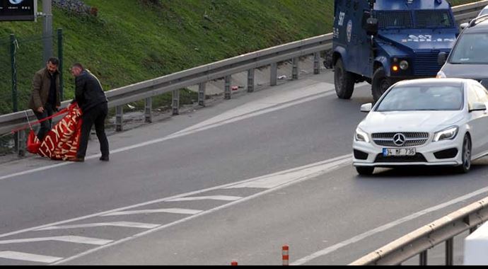O pankart polisi alarma geçirdi O pankart polisi alarma geçirdi