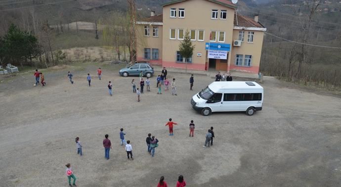 Bu okulun bahçesinden yol geçiyor! Bu okulun bahçesinden yol geçiyor!