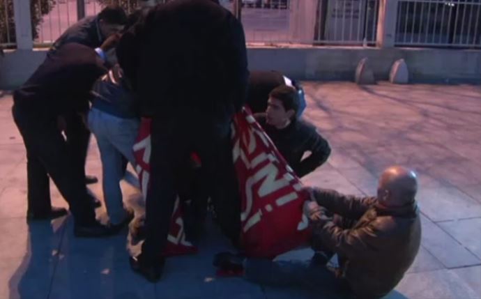 Dolmabahçe Camii önünde ''Berkin Elvan'' eylemi Dolmabahçe Camii önünde ''Berkin Elvan'' eylemi