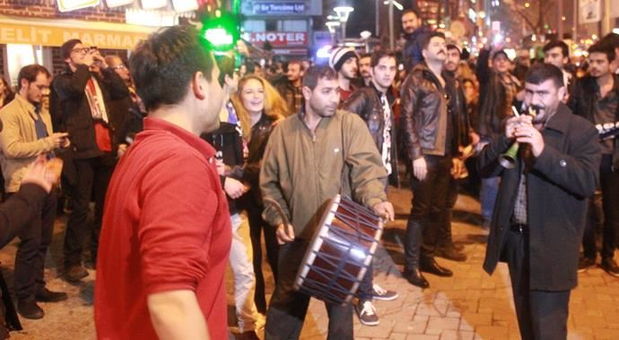 Beşiktaşlı taraftarlardan tarihi karşılama! Beşiktaşlı taraftarlardan tarihi karşılama!