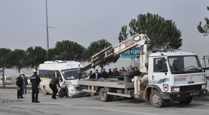 Balıkesir&#039;de öğrenci servisi kaza yaptı, 13 öğrenci yaralandı