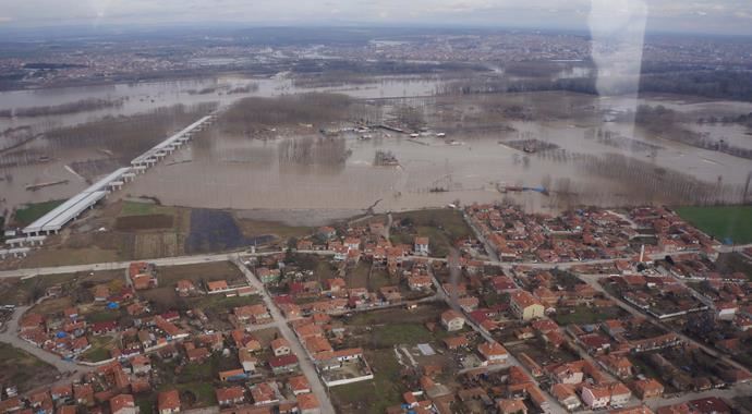 Edirne'de bir mahallede 5 bin kişi mahsur kaldı Edirne'de bir mahallede 5 bin kişi mahsur kaldı