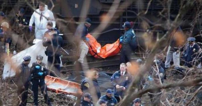 Yolcu treni araçlara çarptı: 7 ölü 12 yaralı