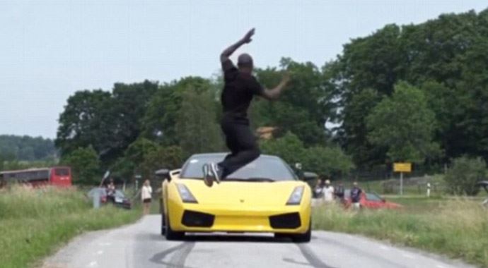 Süratlı arabanın üzerinden atladı! Süratlı arabanın üzerinden atladı!