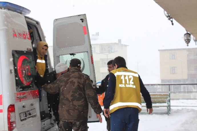 Polis aracı devrildi: 3 yaralı