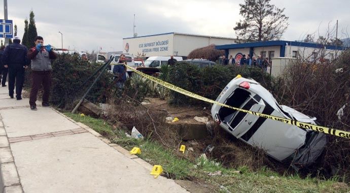 İzmir&#039;de otomobil şarampole devrildi: 1 ölü, 2 yaralı