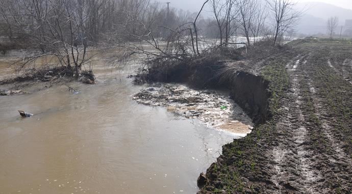 Baraj kapakları açıldı, köyü su bastı