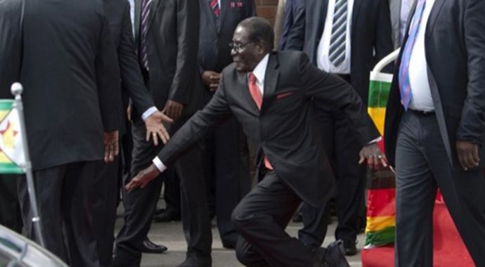 90 yaşındaki Mugabe düştü 90 yaşındaki Mugabe düştü