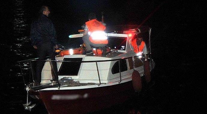 İzmir&#039;de kaçakları taşıyan tekne alabora oldu, 1 kayıp var