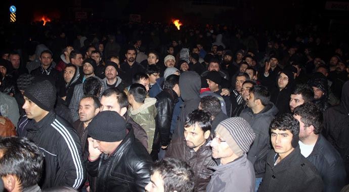 İşçilerin zam eylemi akşam da devam etti İşçilerin zam eylemi akşam da devam etti