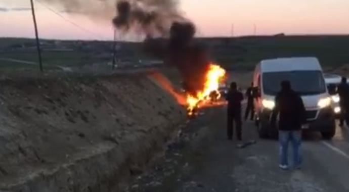 İki araba çarpıştı biri alev aldı, ölü ve yaralılar var İki araba çarpıştı biri alev aldı, ölü ve yaralılar var