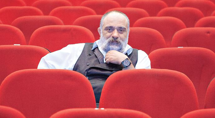 Diriliş'in Deli Demir'i Mehmet Çevik: Sınıfı geçmek için tiyatrocu oldum Diriliş'in Deli Demir'i Mehmet Çevik: Sınıfı geçmek için tiyatrocu oldum