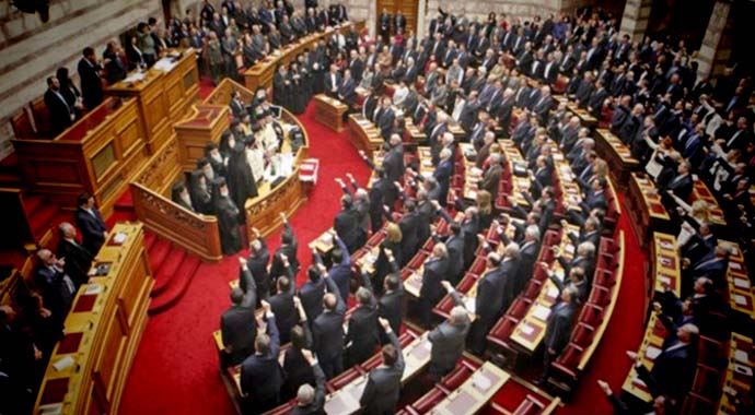 Batı Trakyalı Milletvekili Kur'an-ı Kerim'e el basarak yemin etti Batı Trakyalı Milletvekili Kur'an-ı Kerim'e el basarak yemin etti