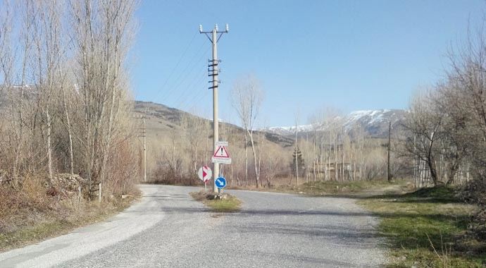 Bu yoldan geçen sürücüler şaşkın, ortaya dikmişler...