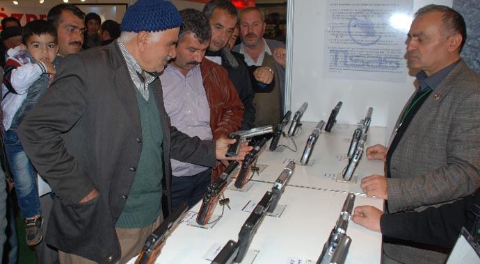 Ekmek değil silah kuyruğu!