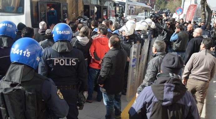Cumhurbaşkanlığına gitmek isteyen provokatörlere gözaltı Cumhurbaşkanlığına gitmek isteyen provokatörlere gözaltı
