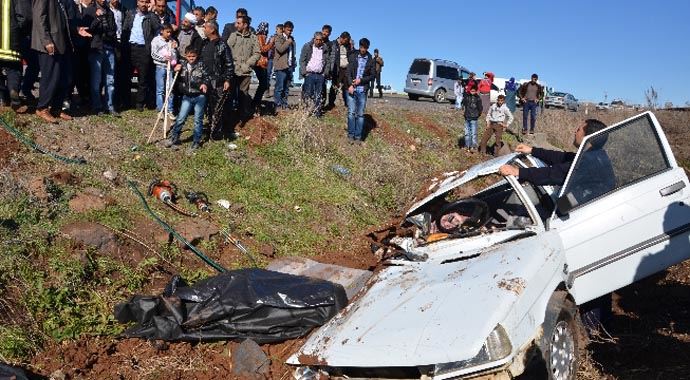 Siverek'te feci kaza, 2 ölü 6 da yaralı var Siverek'te feci kaza, 2 ölü 6 da yaralı var