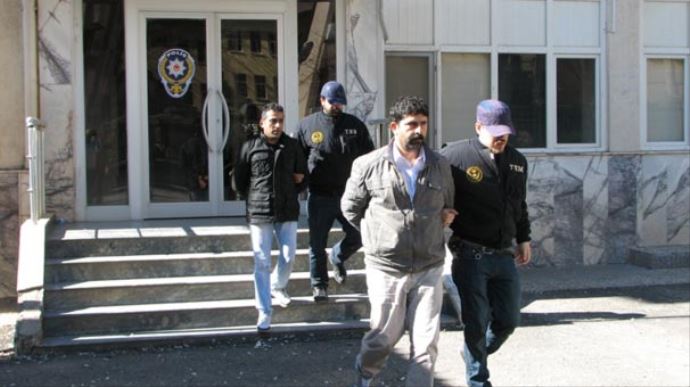 'Bomba var' denilen otomobilden 3 kız çıktı 'Bomba var' denilen otomobilden 3 kız çıktı