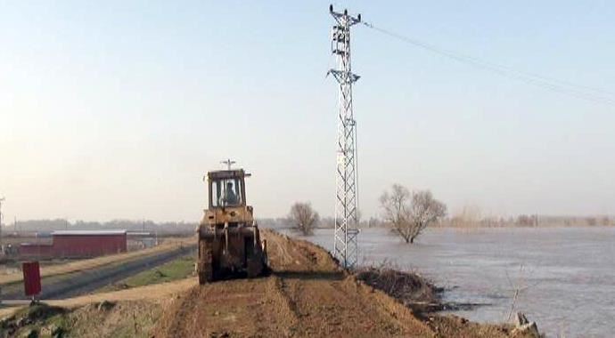 Edirne'deki taşkınlar şantiyedeki iş makineleri de çürüttü Edirne'deki taşkınlar şantiyedeki iş makineleri de çürüttü