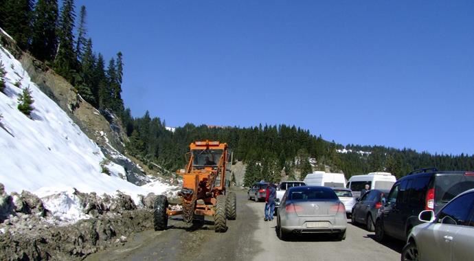 Ilgaz Dağı'ndaki heyelan D-765 karayolunu trafiğe kapadı Ilgaz Dağı'ndaki heyelan D-765 karayolunu trafiğe kapadı