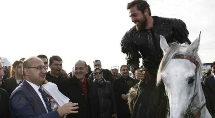 Diriliş dizisi setinde tarih dersi verilecek Diriliş dizisi setinde tarih dersi verilecek