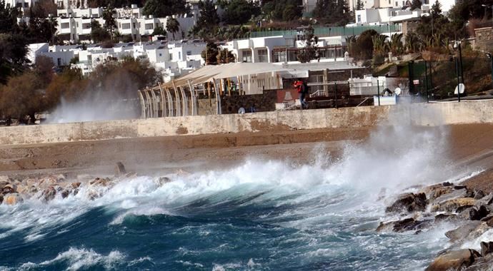 Bodrum'da deniz otobüsü, fırtınadan karaya oturdu Bodrum'da deniz otobüsü, fırtınadan karaya oturdu