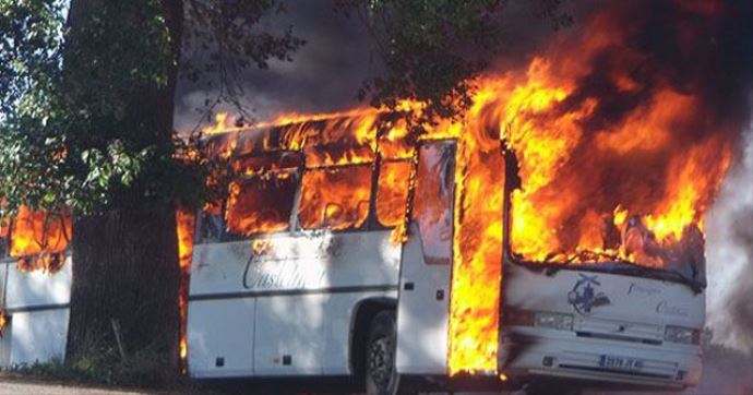 Bangladeş'te iki otobüs yakıldı: 9 ölü! Bangladeş'te iki otobüs yakıldı: 9 ölü!