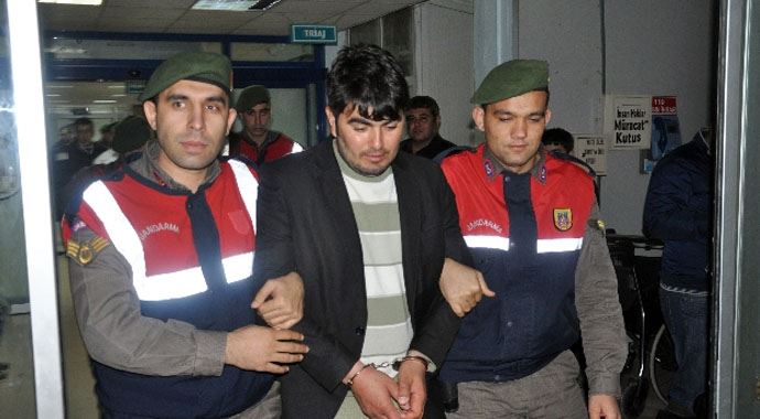 Öldürdüğü kadının cenazesine katıldı