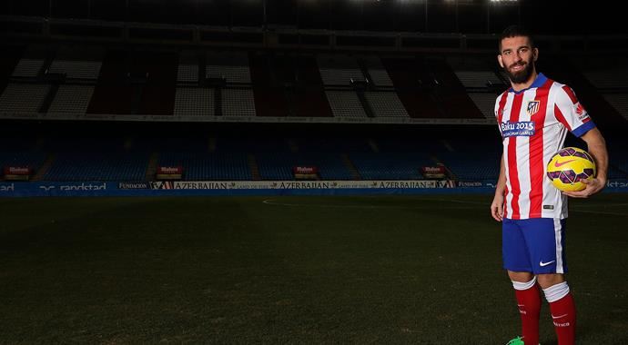 Arda Turan forma tanıtımı için kamera karşısında Arda Turan forma tanıtımı için kamera karşısında