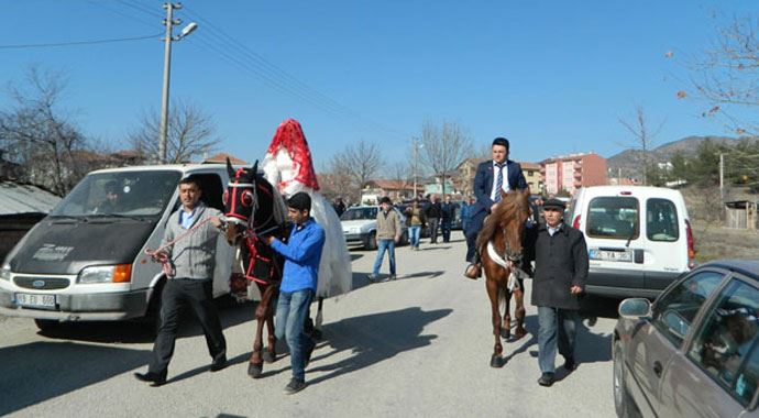 Böyle olur jokeyin gelin alması! Böyle olur jokeyin gelin alması!