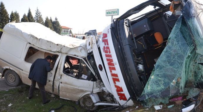 Yolcu otobüsü ile minibüs çarpıştı Yolcu otobüsü ile minibüs çarpıştı