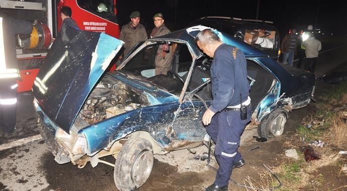 Manisa'da 3 aracın birbirine girdiği kazada ölü ve yaralılar var Manisa'da 3 aracın birbirine girdiği kazada ölü ve yaralılar var