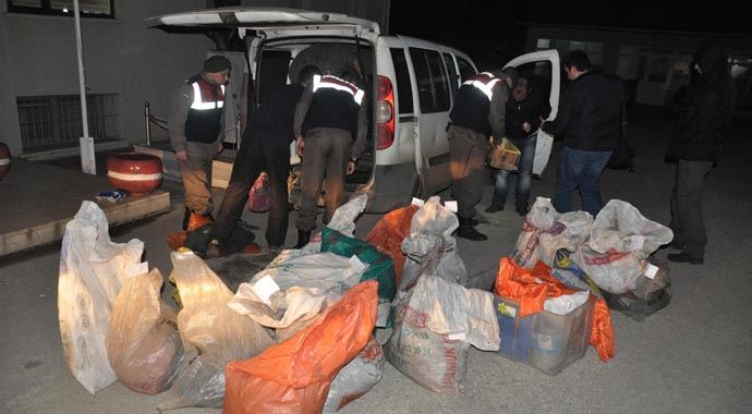 Şüphe üzerine durdurulan araçtan 1 ton kaçak et çıktı Şüphe üzerine durdurulan araçtan 1 ton kaçak et çıktı