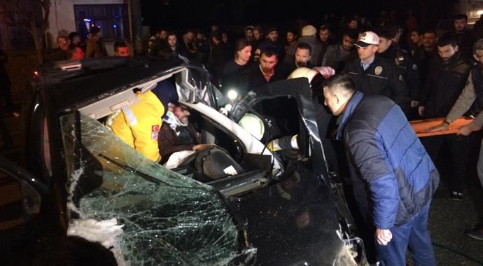 Sakarya'da şüphelileri takip eden polisler kaza yaptı, 2 yaralı Sakarya'da şüphelileri takip eden polisler kaza yaptı, 2 yaralı