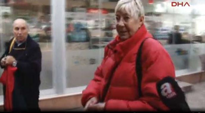 Müzeyyen Senar'ın kızından gazetecilere ilginç tepki! Müzeyyen Senar'ın kızından gazetecilere ilginç tepki!