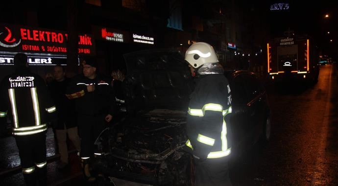 Kırmızı ışıkta bekleyen araç cayır cayır yandı Kırmızı ışıkta bekleyen araç cayır cayır yandı