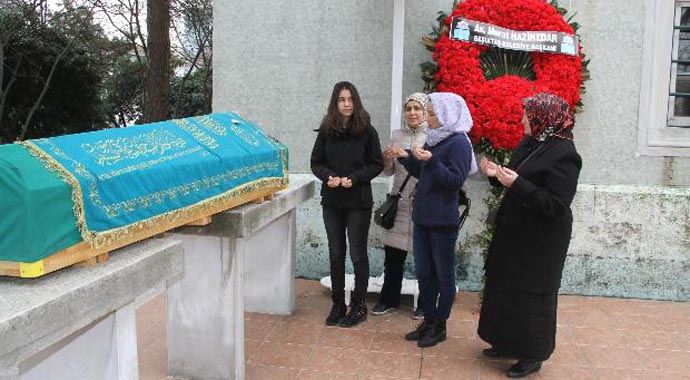 Ünlü şarkıcı Kayahan annesinin cenazesine gidemedi! Ünlü şarkıcı Kayahan annesinin cenazesine gidemedi!