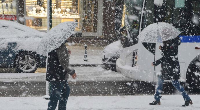 Kars'ta kar yağışı etkili oldu, okullar tatil edildi Kars'ta kar yağışı etkili oldu, okullar tatil edildi