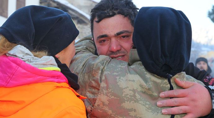 Bozdağ'da mahsur kalan 19 dağcı kurtarıldı Bozdağ'da mahsur kalan 19 dağcı kurtarıldı