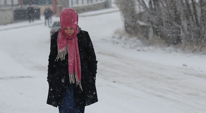 Bayburt'ta dün gece başlayan kar yağışı, hayatı felç etti Bayburt'ta dün gece başlayan kar yağışı, hayatı felç etti