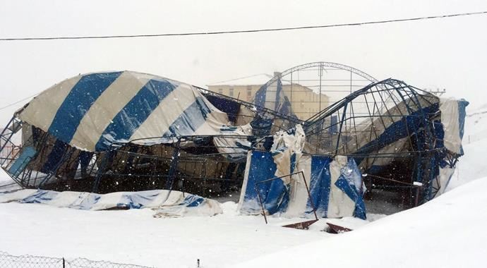 Yedisu&#039;da kar esareti okulları 3 gün tatil ettirdi