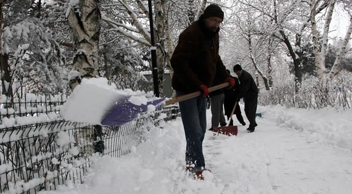 Erzurum kara teslim oldu! Yollar kapalı, okullar tatil... Erzurum kara teslim oldu! Yollar kapalı, okullar tatil...