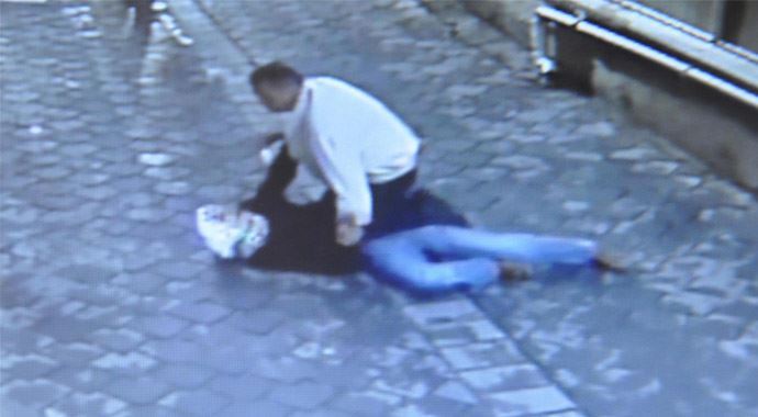 Sokak ortasında vahşet! Eşini defalarca bıçakladı Sokak ortasında vahşet! Eşini defalarca bıçakladı