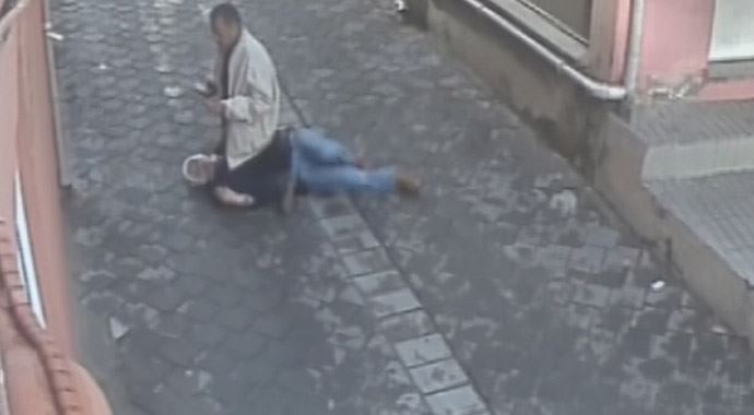 Kendisinden boşanmak isteyen eşini defalarca bıçakladı