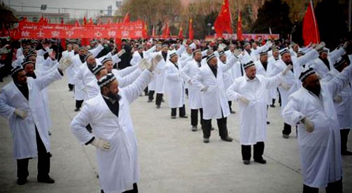 Çin'de imamlara zorla dans ettirdiler Çin'de imamlara zorla dans ettirdiler