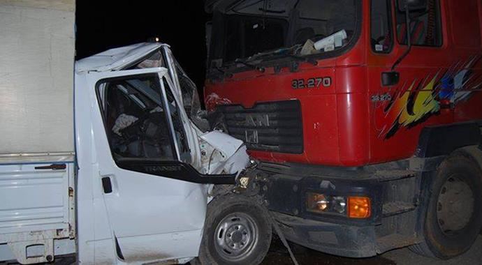 Bursa'da TIR kamyonetle çarpıştı, yaralılar var Bursa'da TIR kamyonetle çarpıştı, yaralılar var