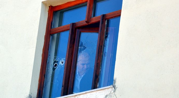 Sevdiği kızın evini basan liseli genç dehşet saçtı!