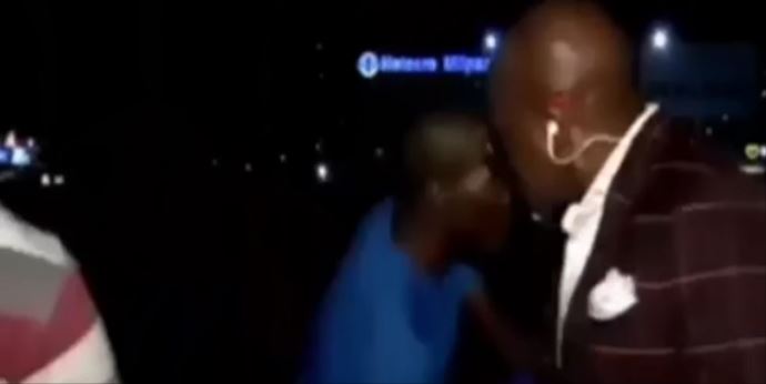 Canlı yayında spikeri soydular! Canlı yayında spikeri soydular!