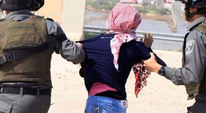 İsrail bir Filistinli'yi daha gözaltına altı